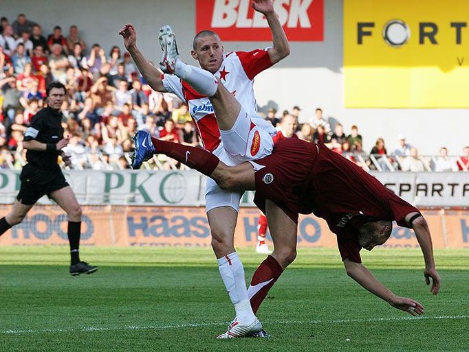 Aračič v souboji s Doškem během první půle zápasu Sparta vs. Slavia.