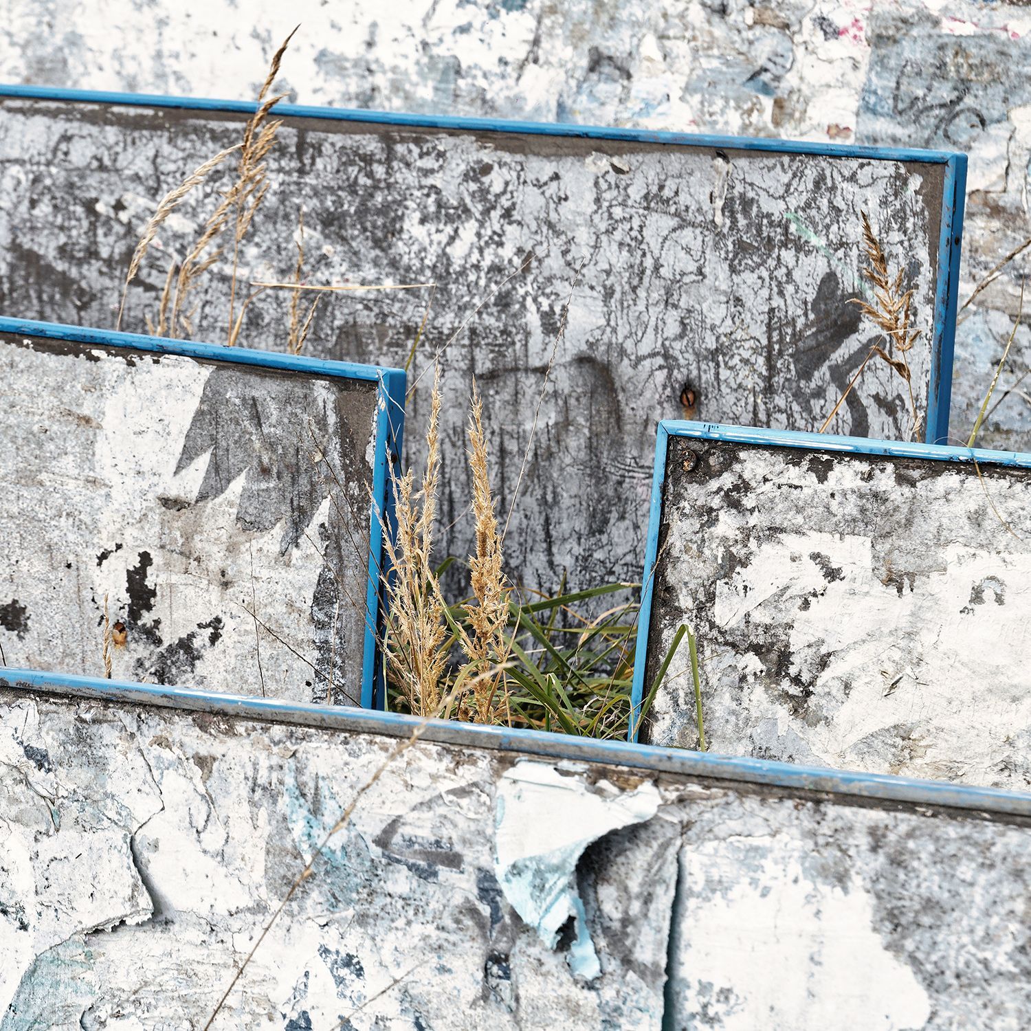 Hřbitov pražských laviček, které měly sloužit jako reklamní poutače (Praha-Libuš, Obrataňská ulice, 2022)