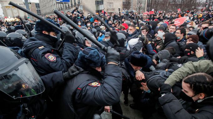 Policie v Moskvě a Petrohradu brutálně zasáhla proti Rusům, kteří v sobotu žádali propuštění opozičního předáka Alexeje Navalného.