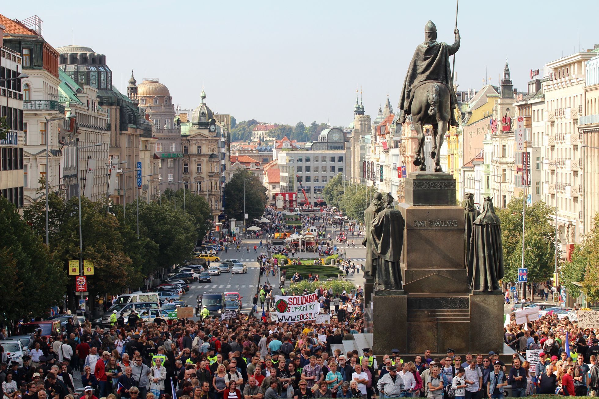 Zastánci a odpůrci na Václavském náměstí
