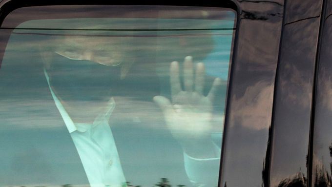 Donald Trump se v době nemoci projel autem kolem svých příznivců.