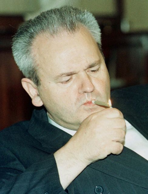 Slobodan Miloševič ve své bělehradské kanceláři
