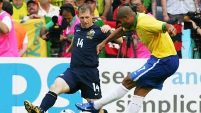 Brazilec Adriano (ve žlutém) dává gól do sítě Austrálie. Nezabránil mu v tom ani Scott Chipperfield.