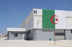 Továrna vyrostla v rekordně krátké době 200 dní. Haly jsou stejné jako jinde ve světě, ale tady je identifikace jasná díky alžírské vlajce.