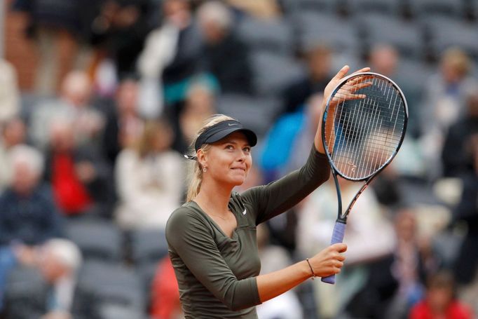 Ruská tenistka Maria Šarapovová slaví vítězství proti Češce Kláře Zakopalové v osmifinále French Open 2012.