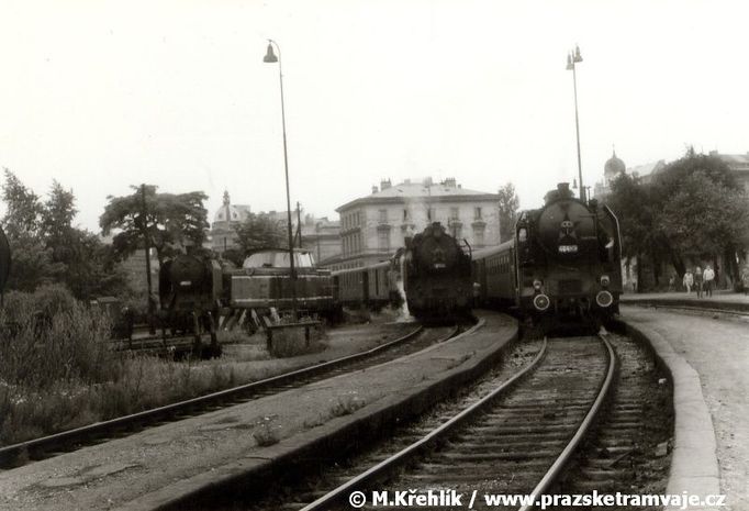 První červencový den roku 1972 vyjel z Denisova nádraží na pražském Těšnově poslední vlak. O třináct let později proměnili pyrotechnici budovu na suť.