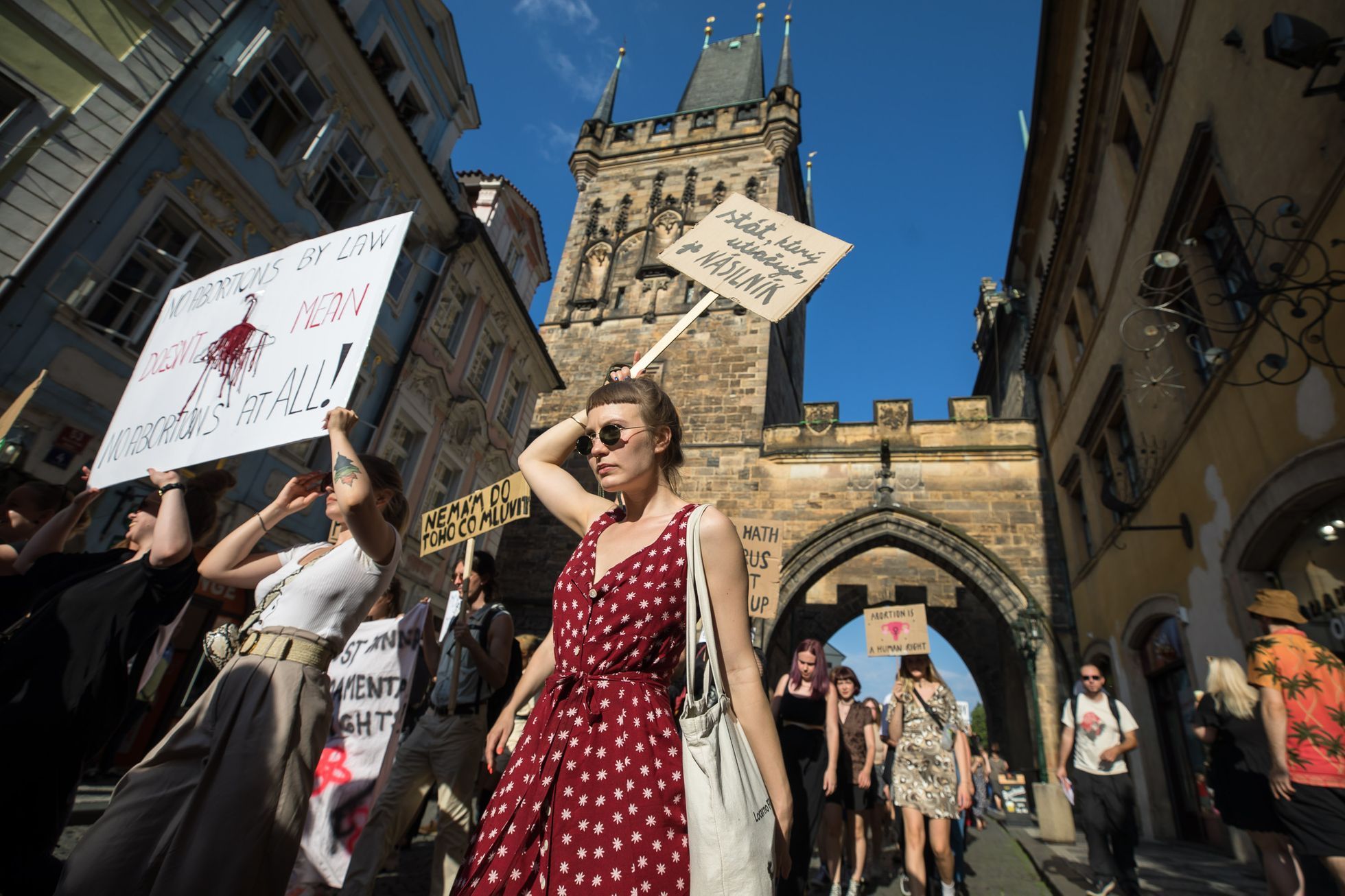 Pochod Amnesty International proti rozhodnutí amerického nejvyššího soudu v otázce potratů