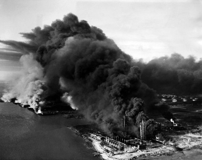 Francouzská nákladní loď Grandcamp v americkém přístavu Texas City, rok 1947