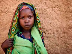 Dívka v jednom z uprchlických táborů pocházející z Dárfúru. Ve východním Čadu přežívá asi 250 tisíc utečenců z Dárfúru a dalších 180 tisíc čadských migrantů.