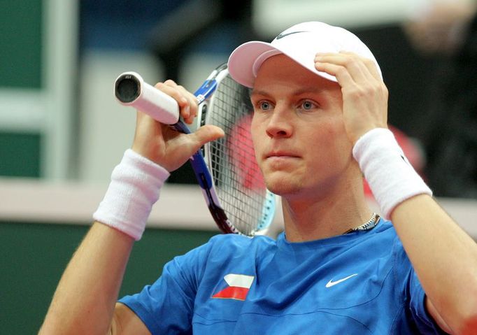 Tomáš Berdych v utkání s Francouzem Gilesem Simonem.