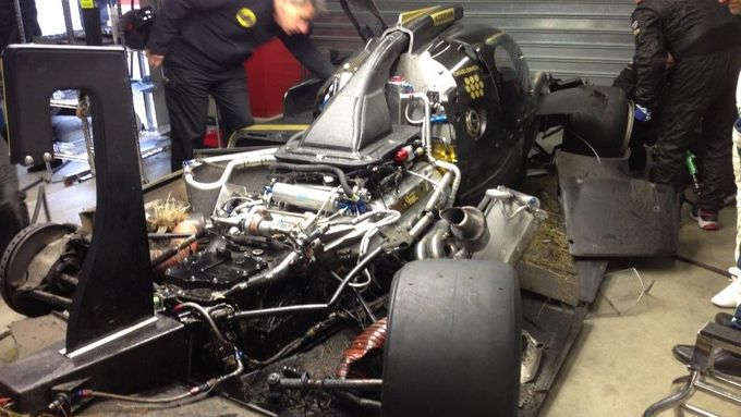 Snaha týmu Lotus-Praga vyzkoušet si svůj vůz v Le Mans skončila po havárii rakouského pilota Dominika Kraihamera.