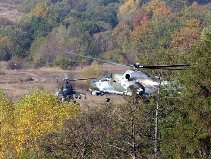 Bitevní vrtulníky Mi-24 v podzimní krajině