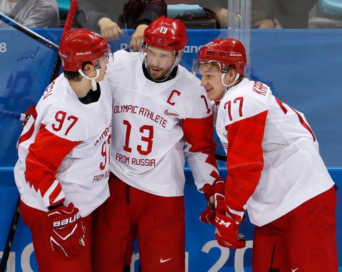 Rusové  Nikita Gusev, Pavel Dacjuk a Kirill Kaprizov slaví gól v semifinále Česko - Rusko na ZOH 2018