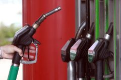 Cena benzinu a nafty roste, blíží se 32 korunám za litr
