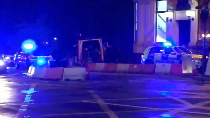 Policie uzavírá okolí Londýnského mostu krátce poté, co zde najelo auto do lidí