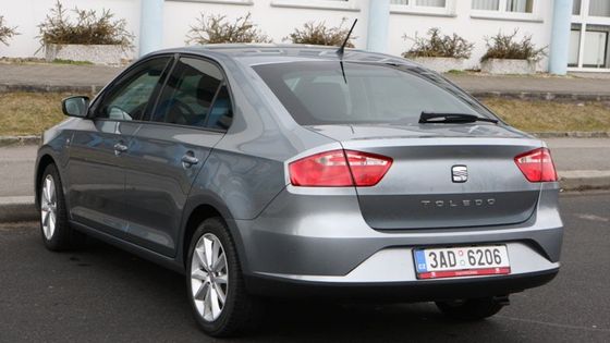 Seat Toledo se dá pořídit s klimatizací, rádiem a turbomotorem od 291 900 korun.