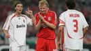 Liverpoolský Dirk Kuyt (v červeném) gestikuluje mezi Markem Jankulovským (vlevo) a Paolo Maldinim z AC Milán ve finále Ligy mistrů