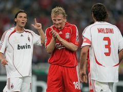 Liverpoolský Dirk Kuyt (v červeném) gestikuluje mezi Markem Jankulovským (vlevo) a Paolo Maldinim z AC Milán ve finále Ligy mistrů