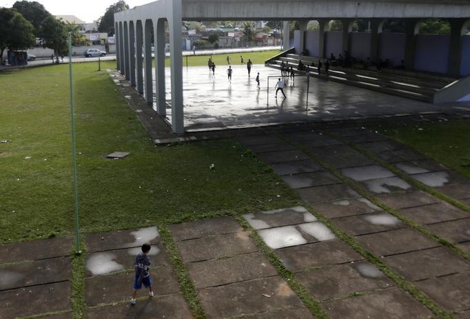 Gabriel Muniz, 11, walks to play soccer with schoolmates in Campos dos Goytacazes, 274 kilometres (170 miles) northeast of Rio de Janeiro August 23, 2012. Despite being born with malformation of his feet, fourth grader Gabriel puts in hours into soccer everyday in his neighbourhood. He aspires to be a professional soccer player just like his idol Argentina's Lionel Messi of Barcelona FC. REUTERS/Ricardo Moraes (BRAZIL - Tags: SPORT SOCCER SOCIETY TPX IMAGES OF THE DAY) Published: Srp. 24, 2012, 2:25 dop.