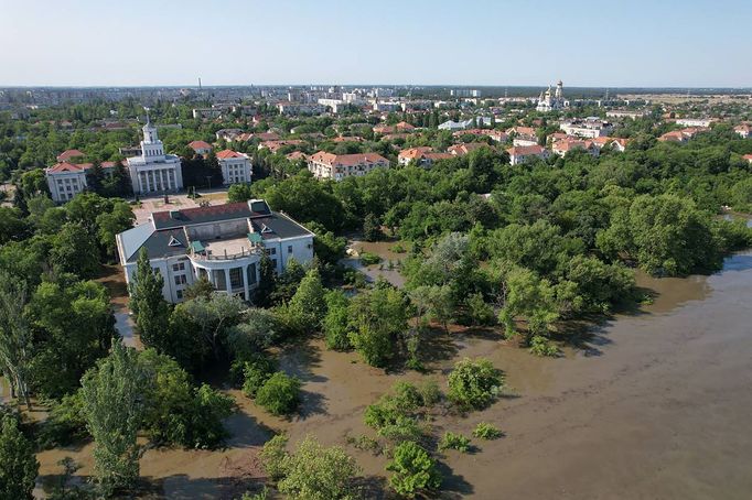 Záplavy po zničení ukrajinské přehrady Nová Kachovka.