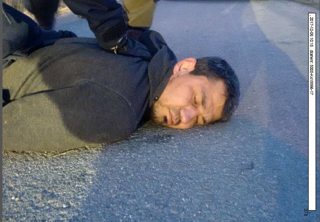 Rakhmat Akilov 7. dubna 2017, když ho po teroristickém útoku ve Stockholmu zatýkala policie.