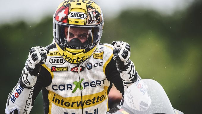 Thomas Lüthi slaví vítězství ve zkráceném závodě Moto2 v Brně.