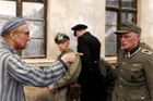 Ruský přeživší identifikuje někdejšího strážce, který vězně v táboře brutálně bil. Kolorovaný snímek ze 14. dubna 1945.