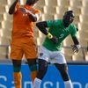 Africký pohár národů, Togo - Pobřeží slonoviny: Vincent Bossou - Didier Drogba (vlevo)
