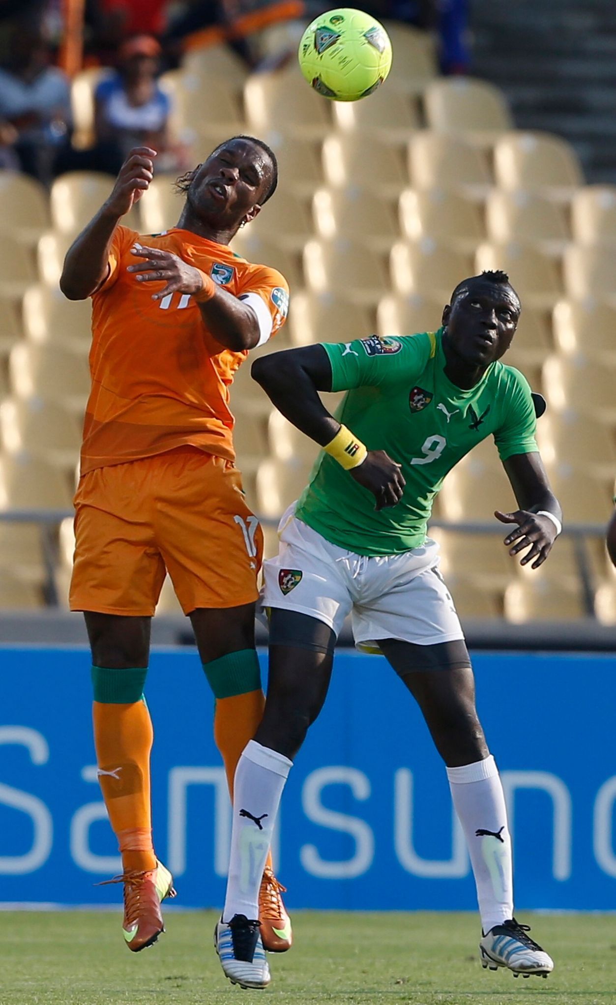 Africký pohár národů, Togo - Pobřeží slonoviny: Vincent Bossou - Didier Drogba (vlevo)
