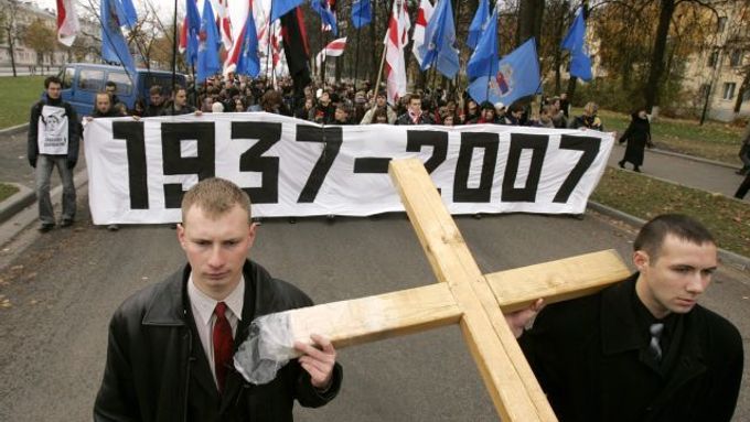 Oběti stalinských čistek si připomínají i lidé v Bělorusku. Na snímku pochod směřující z centra Minsku do Kuropatského lesa na jeho okraji, kde se dodnes nacházejí masové hroby.