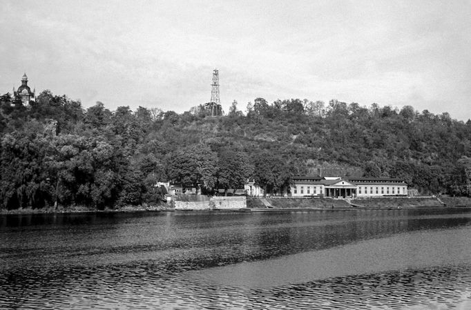 Archivní fotografie z éry 50. a 60. let 20. století, kdy na Letné v Praze vznikl a později zanikl nechvalně proslulý Stalinův památník.