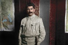 Ruska barví staré fotky Stalina i Lenina. Vzkazovali mi, ať nechám té "rudé propagandy", říká