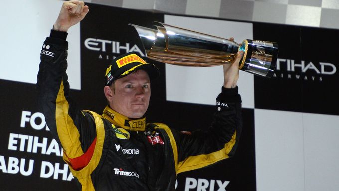 Kimi Räikkönen slaví svůj první triumf za volantem Lotusu.