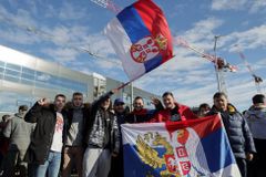 Novaku, jsi náš šampion. Djokovič se přivítání na letišti vyhnul bočním východem