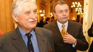 A tady je Vladimír Dlouhý ve společnosti Jiřího Dientsbiera. Toho Klaus jmenoval jako zástupce naštěstí poražené koncepce "třetí cesty" v politice. Dientsbier na konferenci nevystupoval.
