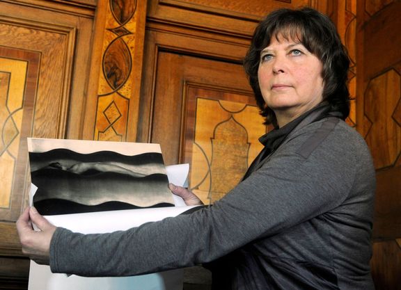 Ředitelka Uměleckoprůmyslového muzea v Praze Helena Koenigsmarková ukazuje 30. března 2011 novinářům fotografii Vlna.