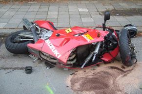 Motorkář se při předjíždění srazil s autem