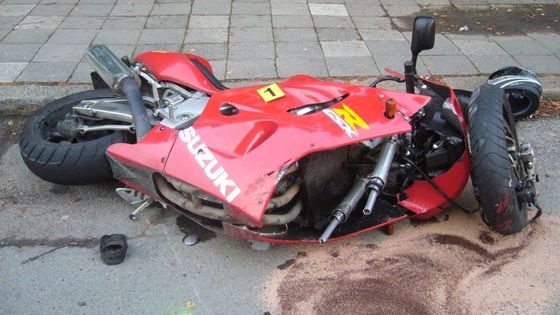 Motorkář se při předjíždění srazil s autem