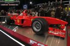 Schumacher bojuje o život, jeho vůz zatím vydělal miliony