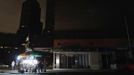 A food cart is the only light in a neighborhood in the aftermath of Hurricane Sandy in New York October 31, 2012. New York City and the sodden U.S. Northeast began an arduous journey back to normal on Wednesday after mammoth storm Sandy killed at least 64 people in a rampage that swamped coastal cities and cut power to millions. REUTERS/Carlo Allegri (UNITED STATES - Tags: DISASTER ENVIRONMENT FOOD SOCIETY TPX IMAGES OF THE DAY) Published: Lis. 1, 2012, 5:48 dop.