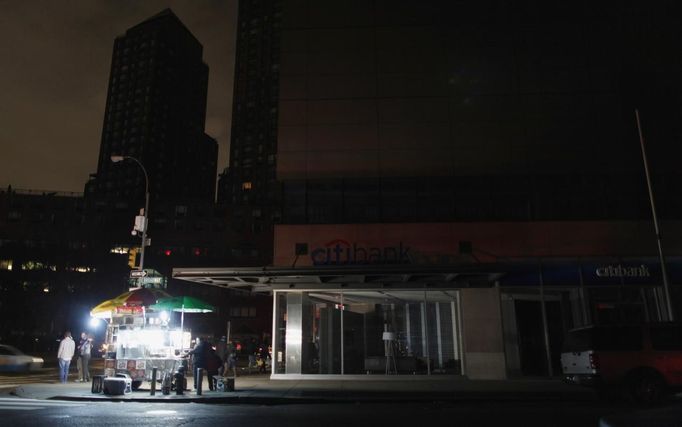 A food cart is the only light in a neighborhood in the aftermath of Hurricane Sandy in New York October 31, 2012. New York City and the sodden U.S. Northeast began an arduous journey back to normal on Wednesday after mammoth storm Sandy killed at least 64 people in a rampage that swamped coastal cities and cut power to millions. REUTERS/Carlo Allegri (UNITED STATES - Tags: DISASTER ENVIRONMENT FOOD SOCIETY TPX IMAGES OF THE DAY) Published: Lis. 1, 2012, 5:48 dop.