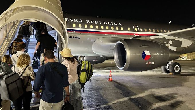 Letadlo s ministrem zahraničí Janem Lipavským a 34 evakuovanými českými občany z Izraele.