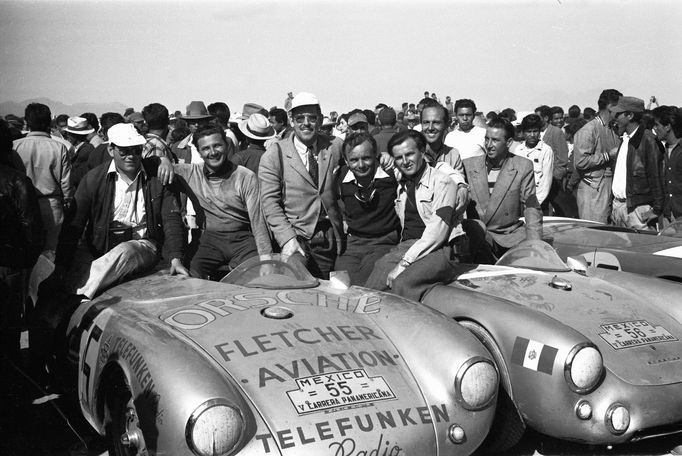 Závodní historie Porsche: Porsche 550 Spyder, zleva: Herbert Linge, Hans Herrmann, Huschke von Hanstein, Jaroslav Juhan