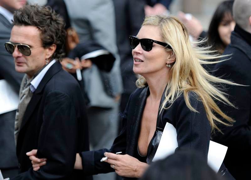 Zádušní mše za módního návrháře Alexandra McQueena - Kate Moss