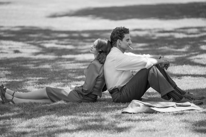 Carey Mulligan v roli Felicie Montealegre a Bradley Cooper jako Leonard Bernstein.