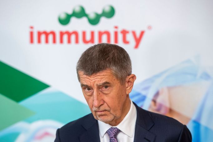 Premiér Andrej Babiš ve firmě Batist Medical, která vyrábí ústní roušky.