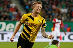 Reus dvěma góly pomohl Dortmundu k výhře v Augsburgu