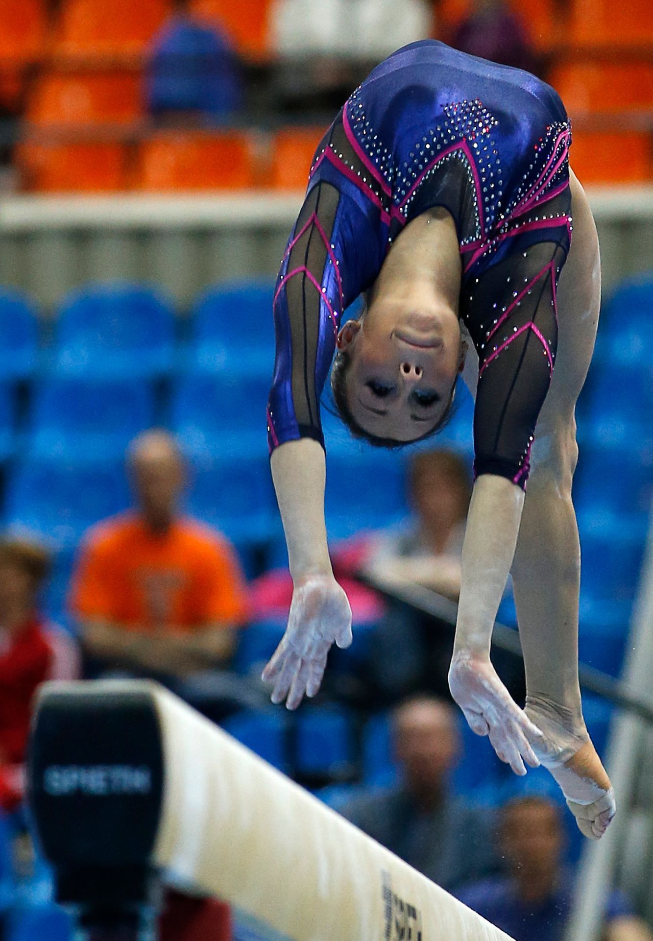 Vanessa Ferrariová na kladině při ME sportovních gymnastů