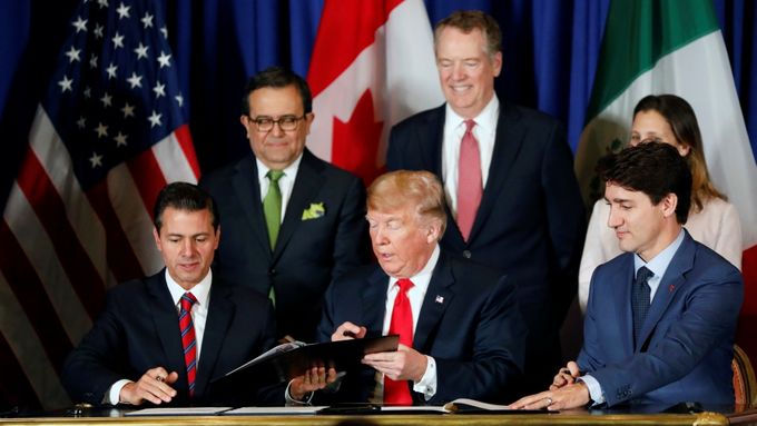 Zleva mexický prezident Enrique Peña Nieto, prezident USA Donald Trump a kanadský premiér Justin Trudeau před podpisem nové smlouvy, která nahradí dohodu NAFTA.