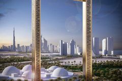 Video: V Dubaji otevřeli nový unikát - pozlacený vyhlídkový rám